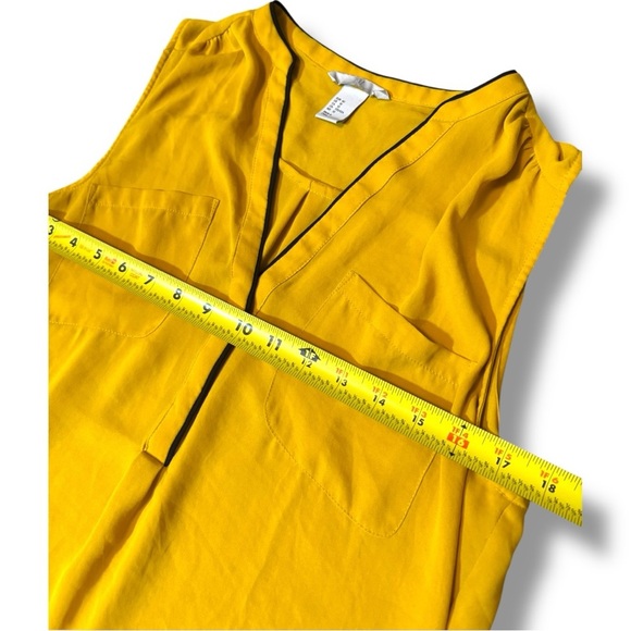 H&M Mustard Yellow w/Black Piping Sleeveless Lightweight Pleated V-Neck Blouse - Picture 9 of 16